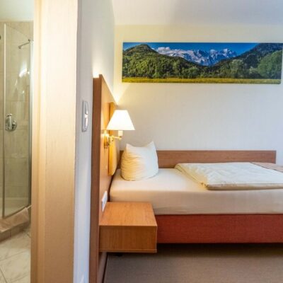 Einzelzimmer mit Bad im Hotel Garni Brunnthaler in Garmisch